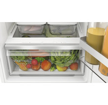 Innenansicht eines Bosch Kühlschranks mit VitaFresh XXL Schublade für die Lagerung von frischem Obst und Gemüse.