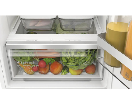 Innenansicht eines Bosch Kühlschranks mit VitaFresh XXL Schublade für die Lagerung von frischem Obst und Gemüse.