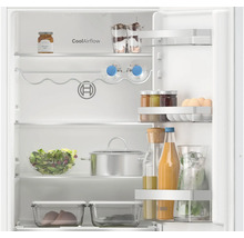 Geöffneter Bosch Kühlschrank mit Innenraum aus Glasablagen, Türabstellern und Flaschenablage.