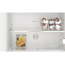 Innenansicht eines Bosch Kühlschranks mit Glasablagen, Bosch Logo und CoolAirflow System sowie Lebensmitteln in Gläsern.