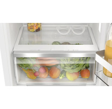 Blick in das Innere eines Bosch Kühlschranks mit VitaFresh XXL Schublade, die mit frischem Obst und Gemüse gefüllt ist.