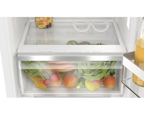 Blick in das Innere eines Bosch Kühlschranks mit VitaFresh XXL Schublade, die mit frischem Obst und Gemüse gefüllt ist.