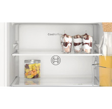 Innenansicht eines Bosch Kühlschranks mit CoolAirflow Funktion, gefüllten Dessertgläsern, Obstbehälter und Flasche auf den Ablagen.