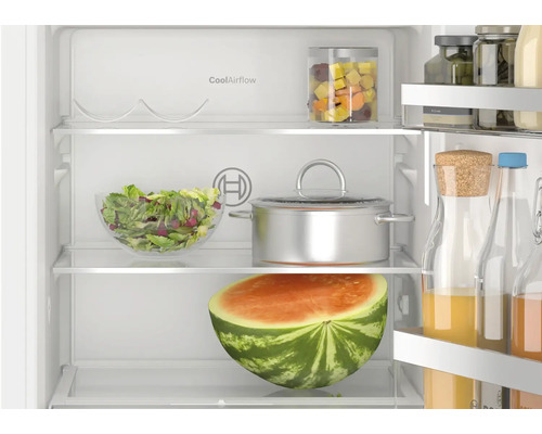 Innenansicht eines Bosch Kühlschranks mit CoolAirflow, gefüllt mit Lebensmitteln wie Obst, Gemüse, einem Topf und Getränken.