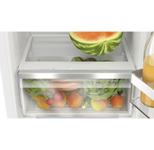 Kühlschrank mit VitaFresh XXL Frischeschublade gefüllt mit frischem Obst und Gemüse