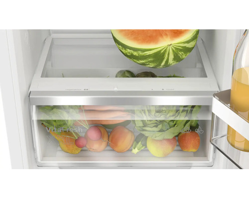 Kühlschrank mit VitaFresh XXL Frischeschublade gefüllt mit frischem Obst und Gemüse
