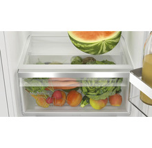 Kühlschrank mit MultiBox XXL Gemüseschublade gefüllt mit frischem Obst und Gemüse.