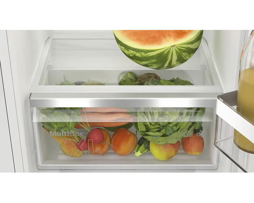 Kühlschrank mit MultiBox XXL Gemüseschublade gefüllt mit frischem Obst und Gemüse.