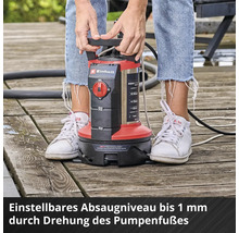 Einhell Schmutzwasserpumpe auf einer Holzterrasse mit einem bis zu einem Millimeter einstellbaren Absaugniveau durch Drehen des Pumpenfußes.