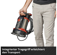 Einhell Tauchpumpe wird am integrierten Tragegriff transportiert.