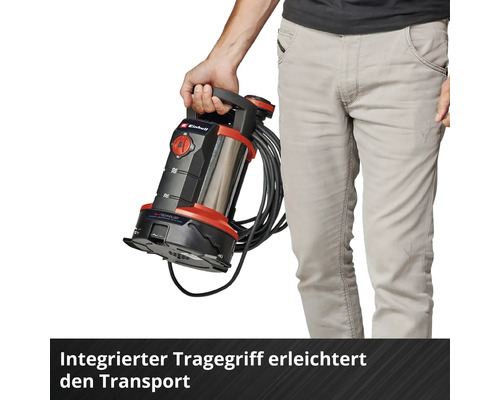 Einhell Tauchpumpe wird am integrierten Tragegriff transportiert.