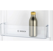 Kühlschranktürfach von Bosch mit einer darin abgestellten Flasche