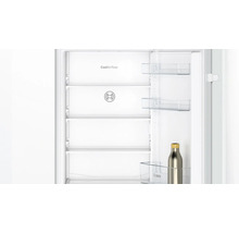 Innenraum eines Bosch Kühlschranks mit CoolAirflow System, Einlegeböden, Türabstellern und einer Trinkflasche.