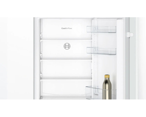 Innenraum eines Bosch Kühlschranks mit CoolAirflow System, Einlegeböden, Türabstellern und einer Trinkflasche.