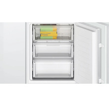 Einbau Gefrierschrank mit NoFrost Technologie und drei transparenten Gefrierschubladen bei geöffneter Tür.