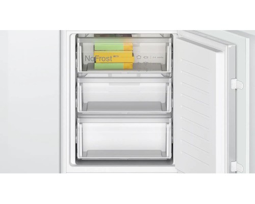 Einbau Gefrierschrank mit NoFrost Technologie und drei transparenten Gefrierschubladen bei geöffneter Tür.