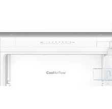 Innenansicht eines Kühlschranks mit elektronischem Bedienfeld und CoolAirflow Funktion.