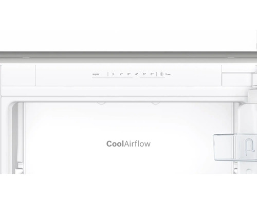 Innenansicht eines Kühlschranks mit elektronischem Bedienfeld und CoolAirflow Funktion.