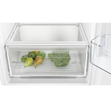 Durchsichtige MultiBox XXL Gemüseschublade in einem Kühlschrank mit frischem Obst und Gemüse.