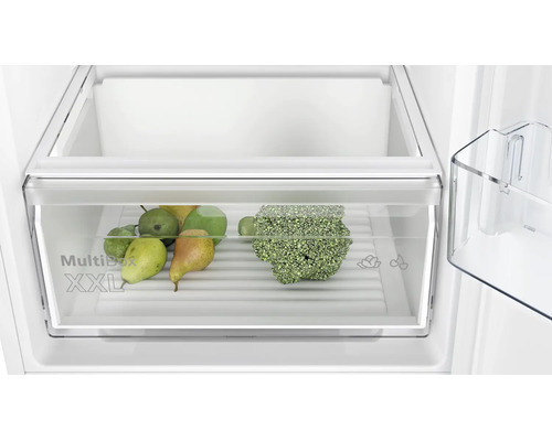 Durchsichtige MultiBox XXL Gemüseschublade in einem Kühlschrank mit frischem Obst und Gemüse.