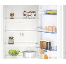 Offener Bosch Kühlschrank mit CoolAirflow Technologie, verstellbaren Glasablagen und Türfächern, bestückt mit Lebensmitteln.
