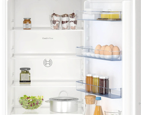 Offener Bosch Kühlschrank mit CoolAirflow Technologie, verstellbaren Glasablagen und Türfächern, bestückt mit Lebensmitteln.