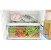 Kühlschrank Innenansicht mit MultiBox XXL Gemüseschublade gefüllt mit Obst, Gemüse, Fleisch und Fisch.