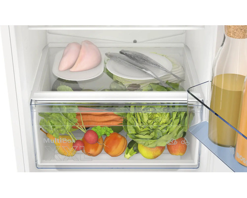 Kühlschrank Innenansicht mit MultiBox XXL Gemüseschublade gefüllt mit Obst, Gemüse, Fleisch und Fisch.