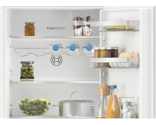Innenansicht eines Bosch Kühlschranks mit CoolAirflow System und Flaschenregal, gefüllt mit verschiedenen Lebensmitteln.