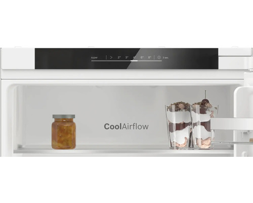 Innenansicht eines Einbaukühlschranks mit CoolAirflow Technologie und digitalem Bedienfeld zur Temperatureinstellung