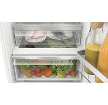 Innenansicht eines Kühlschranks mit Bosch VitaFresh XXL Frischesystem inklusive Schubladen für Obst, Gemüse und frische Lebensmittel.