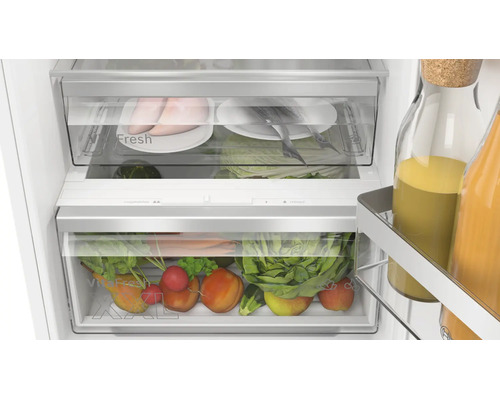 Innenansicht eines Kühlschranks mit Bosch VitaFresh XXL Frischesystem inklusive Schubladen für Obst, Gemüse und frische Lebensmittel.