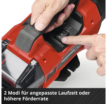 Hand bedient den Wahlschalter einer Akku-Gartenpumpe mit den Einstellungen Eco und Boost.