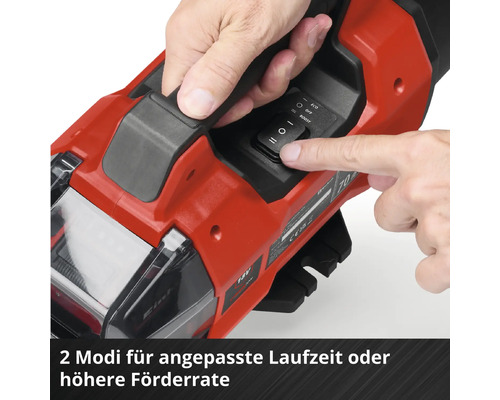 Hand bedient den Wahlschalter einer Akku-Gartenpumpe mit den Einstellungen Eco und Boost.