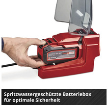 Hand setzt einen Einhell Power X-Change Akku in das spritzwassergeschützte Akkufach mit geöffneter transparenter Abdeckung ein.
