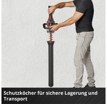 Eine Person schiebt eine Heckenschere in einen Schutzköcher zur sicheren Aufbewahrung und zum Transport.