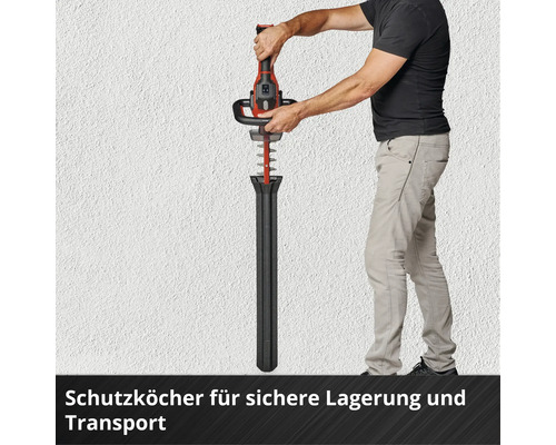 Eine Person schiebt eine Heckenschere in einen Schutzköcher zur sicheren Aufbewahrung und zum Transport.