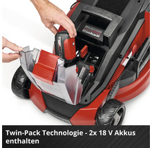 Einsetzen eines 18 Volt Akkus in das geöffnete Akkufach eines Einhell Akku-Rasenmähers.