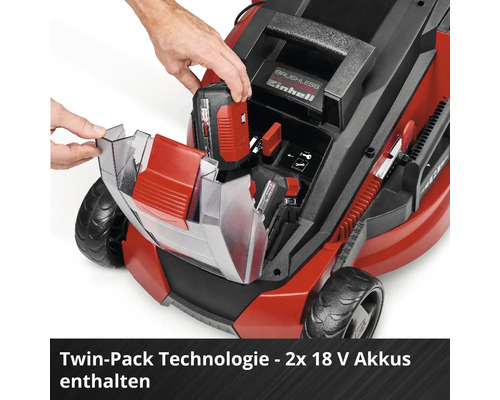 Einsetzen eines 18 Volt Akkus in das geöffnete Akkufach eines Einhell Akku-Rasenmähers.