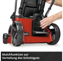 Einsetzen des Mulchkeils an der Rückseite eines Rasenmähers für die Mulchfunktion.