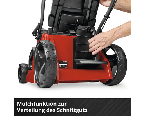 Einsetzen des Mulchkeils an der Rückseite eines Rasenmähers für die Mulchfunktion.