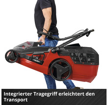Eine Person trägt einen Rasenmäher am integrierten Tragegriff für einen einfachen Transport.