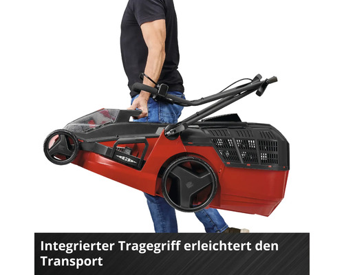 Eine Person trägt einen Rasenmäher am integrierten Tragegriff für einen einfachen Transport.