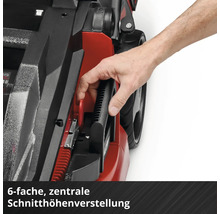 Eine Hand bedient den Hebel für die sechsstufige, zentrale Schnitthöhenverstellung an einem Rasenmäher.