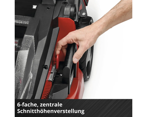 Eine Hand bedient den Hebel für die sechsstufige, zentrale Schnitthöhenverstellung an einem Rasenmäher.
