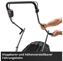 Rasenmäher mit klappbarem und höhenverstellbarem Führungsholm, der manuell eingestellt wird.