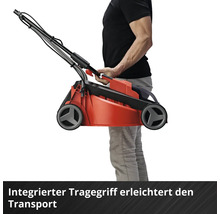 Eine Person trägt einen Rasenmäher am integrierten Tragegriff, was den einfachen Transport zeigt.