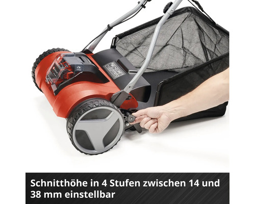 Hand stellt die Schnitthöhe am Rad eines Einhell Akku-Spindelmähers mit Fangkorb ein.