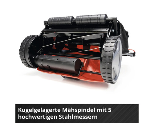 Unterseite eines Handrasenmähers mit kugelgelagerter Mähspindel, fünf Stahlmessern und profilierten Rädern.