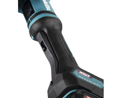 Nahaufnahme des Griffs eines Akku Winkelschleifers mit Schalter und Makita Logo.